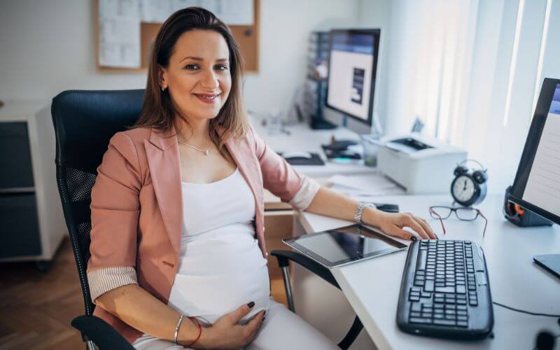 kobieta w ciąży, w pracy