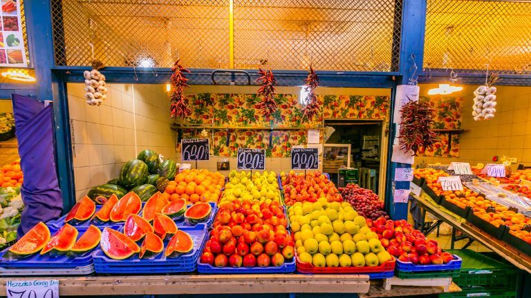 stoisko z owocami i warzywami na hali targowej w Budapeszcie